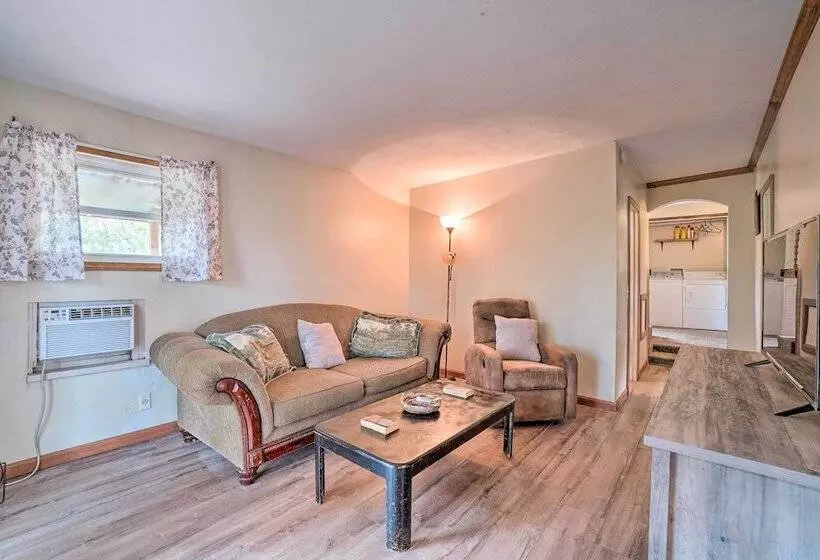 Table Rock Lake Cabin W/ Deck & Bar!