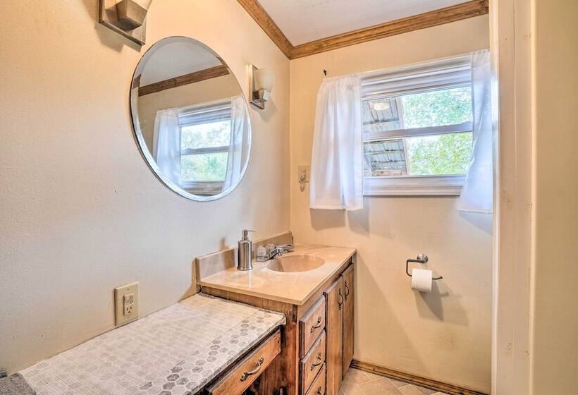 Table Rock Lake Cabin W/ Deck & Bar!