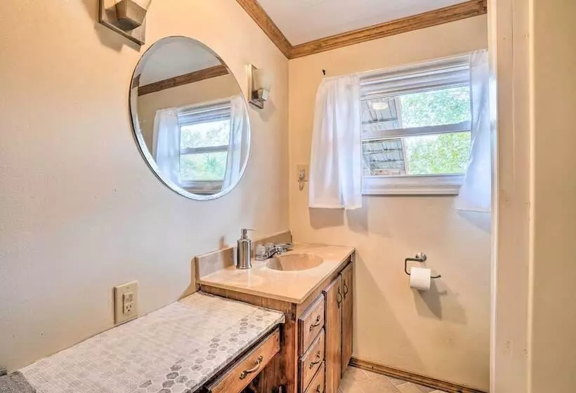 Table Rock Lake Cabin W/ Deck & Bar!