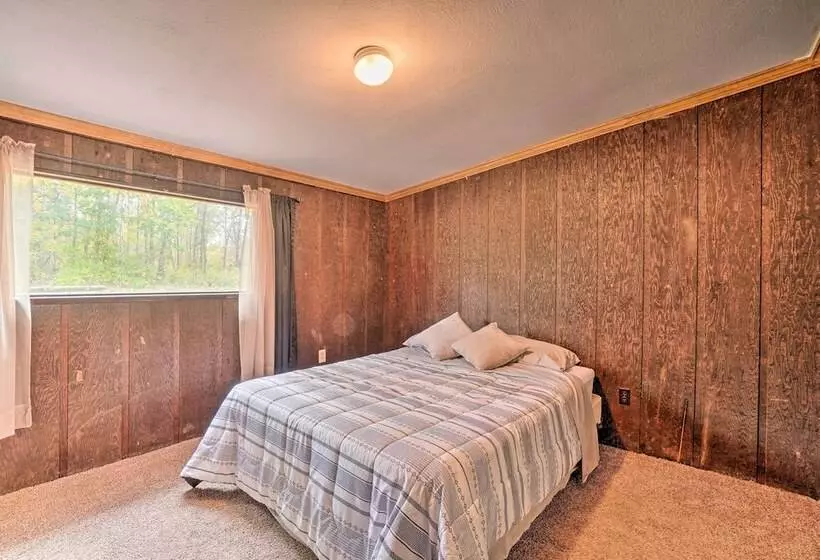 Table Rock Lake Cabin W/ Deck & Bar!