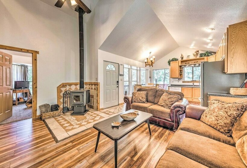 Tall Pines Treehouse  W/ Deck & Hot Tub!