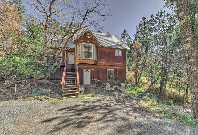 Tall Pines Treehouse  W/ Deck & Hot Tub!