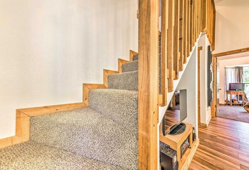 Tall Pines Treehouse  W/ Deck & Hot Tub!