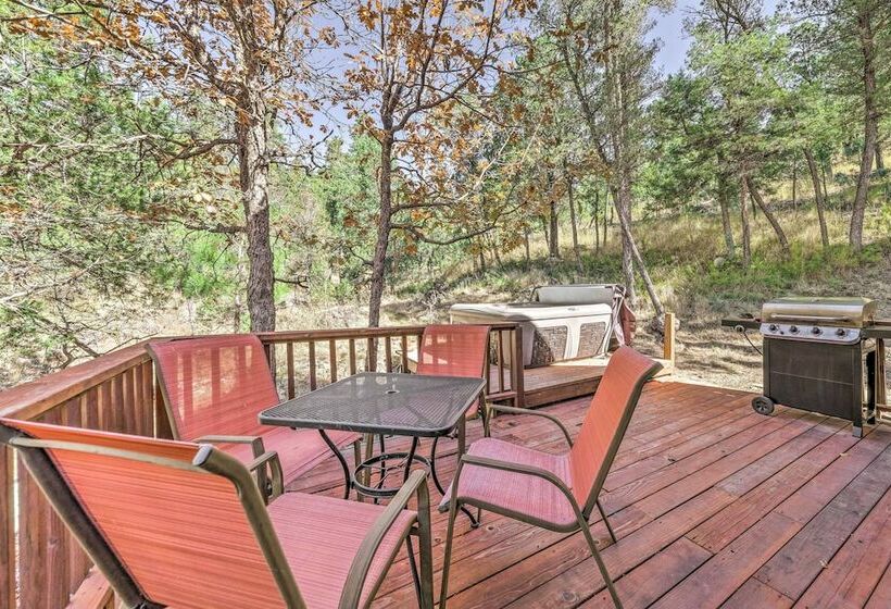 Tall Pines Treehouse  W/ Deck & Hot Tub!