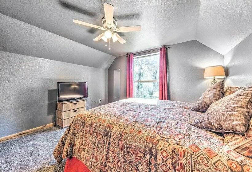 Tall Pines Treehouse  W/ Deck & Hot Tub!