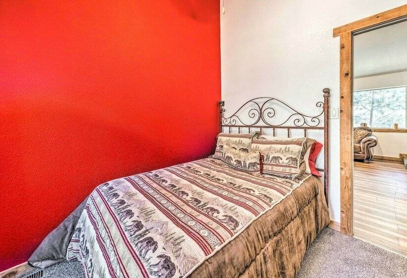 Tall Pines Treehouse  W/ Deck & Hot Tub!