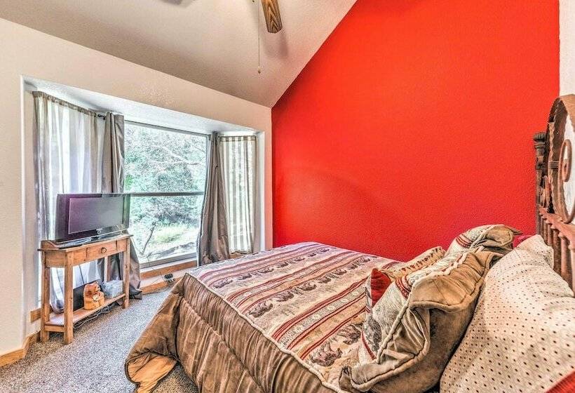 Tall Pines Treehouse  W/ Deck & Hot Tub!