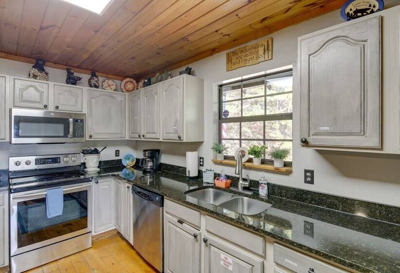 Above & Beyond Pigeon Forge Cabin W/ Prime Views!