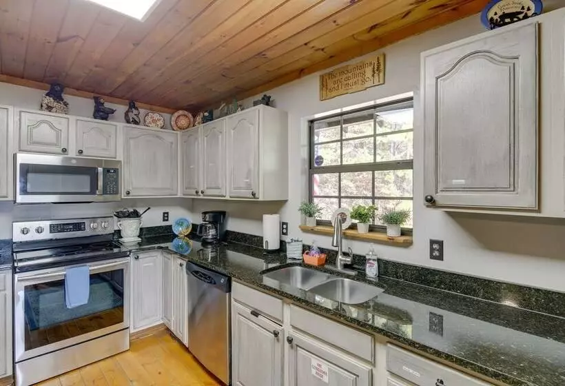 Above & Beyond Pigeon Forge Cabin W/ Prime Views!