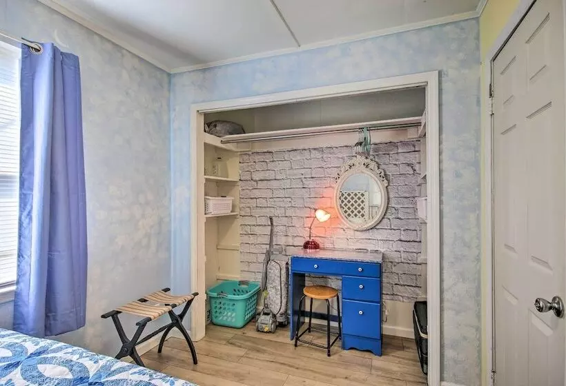 Adorable Lakefront Cottage W/ Dock & Grill!