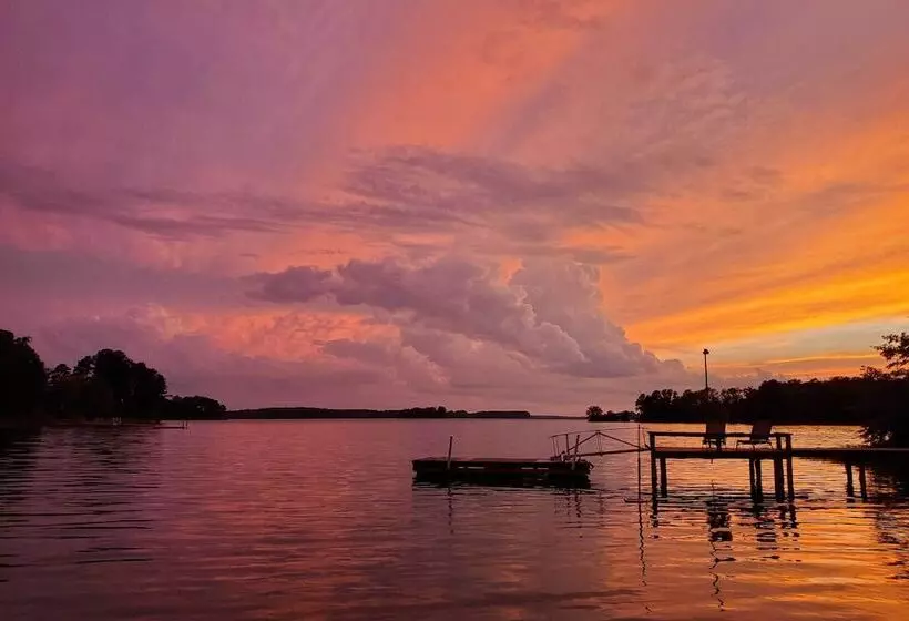 Adorable Lakefront Cottage W/ Dock & Grill!