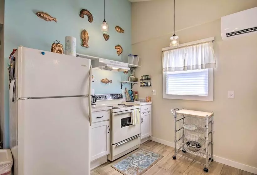 Adorable Lakefront Cottage W/ Dock & Grill!