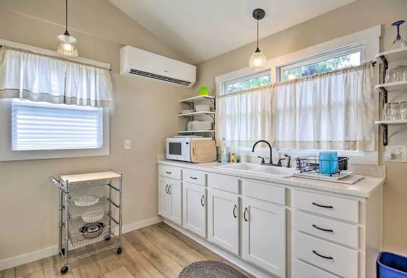 Adorable Lakefront Cottage W/ Dock & Grill!