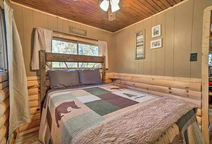 Branson Area Couple S Cabin W/ Spacious Deck!