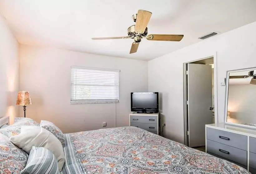 Breezy Marco Island Home W/ Pool   Walk To Beach!