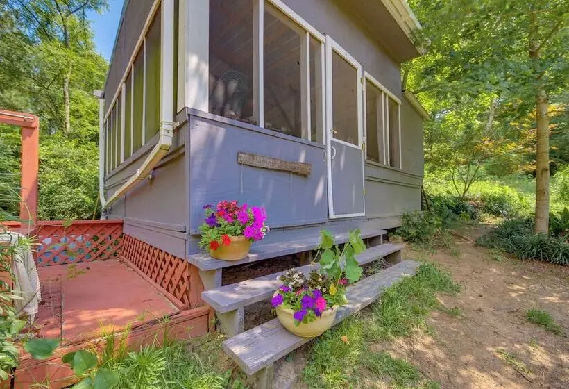 Charming Rusk Guest Cabin W/ Shared Yard