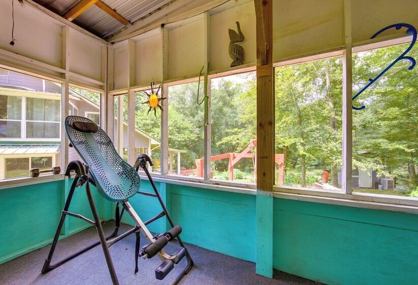 Charming Rusk Guest Cabin W/ Shared Yard