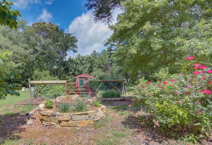 Charming Rusk Guest Cabin W/ Shared Yard