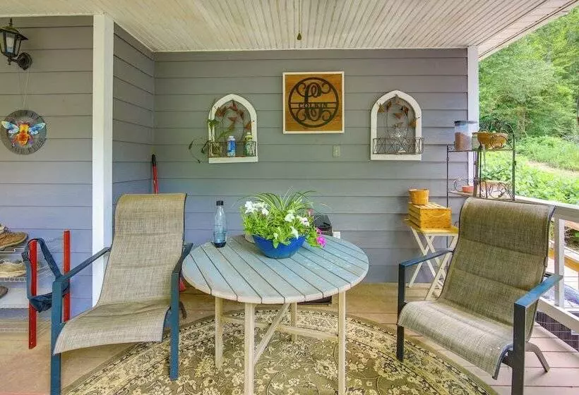 Charming Rusk Guest Cabin W/ Shared Yard