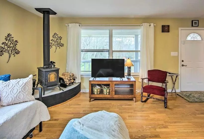 Charming Rusk Guest Cabin W/ Shared Yard