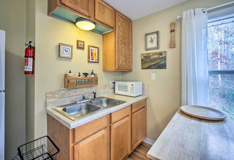 Charming Rusk Guest Cabin W/ Shared Yard