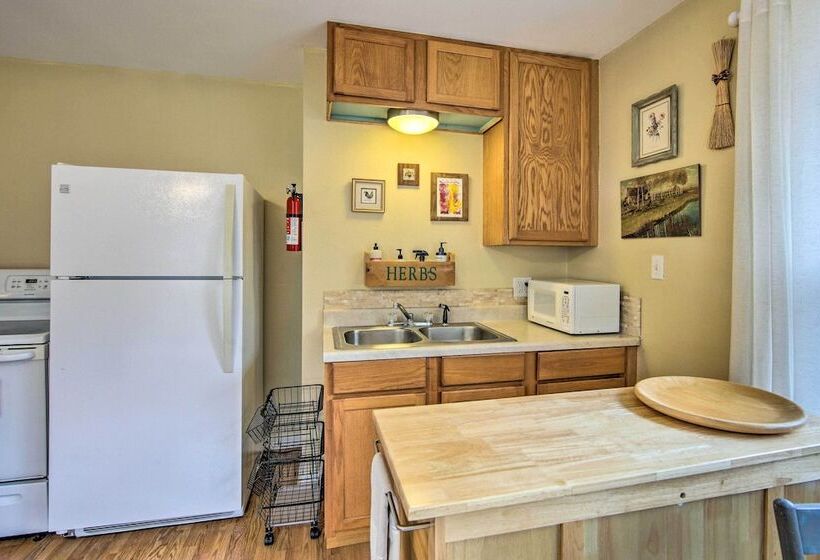 Charming Rusk Guest Cabin W/ Shared Yard