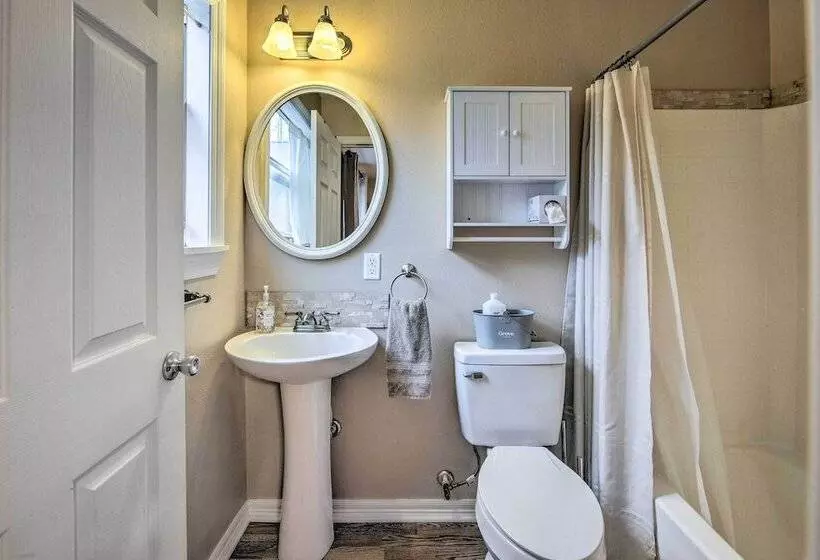 Charming Rusk Guest Cabin W/ Shared Yard