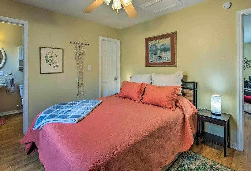 Charming Rusk Guest Cabin W/ Shared Yard