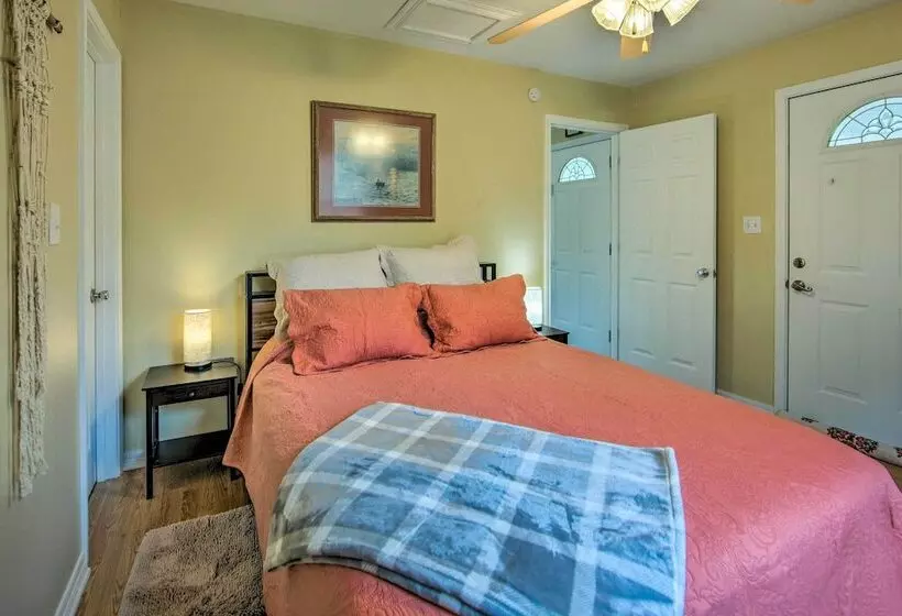 Charming Rusk Guest Cabin W/ Shared Yard