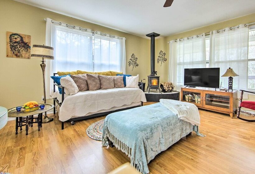 Charming Rusk Guest Cabin W/ Shared Yard