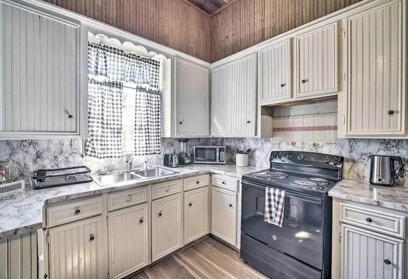 Cozy Livingston House W/ Fenced Yard + Patio!