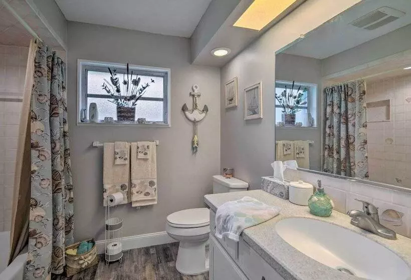 Crystal Water Escape W/ Private Outdoor Oasis