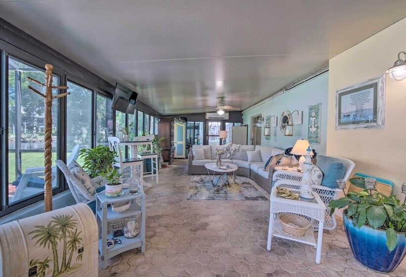 Crystal Water Escape W/ Private Outdoor Oasis