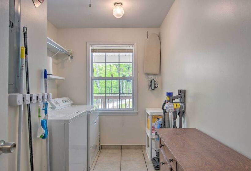 Forested Tamassee Escape W/ Screened Porch!