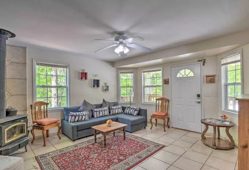 Forested Tamassee Escape W/ Screened Porch!