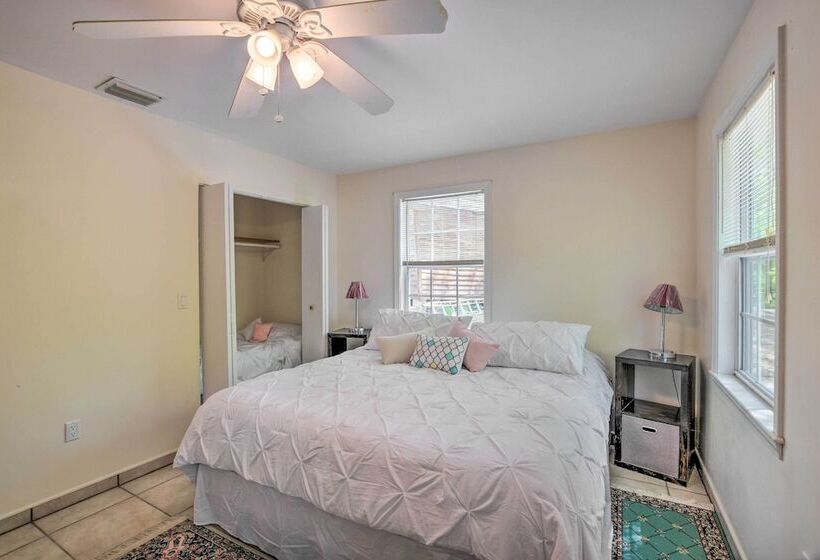 Forested Tamassee Escape W/ Screened Porch!