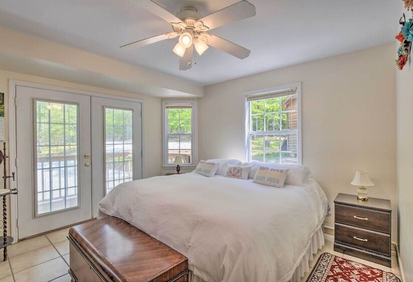 Forested Tamassee Escape W/ Screened Porch!