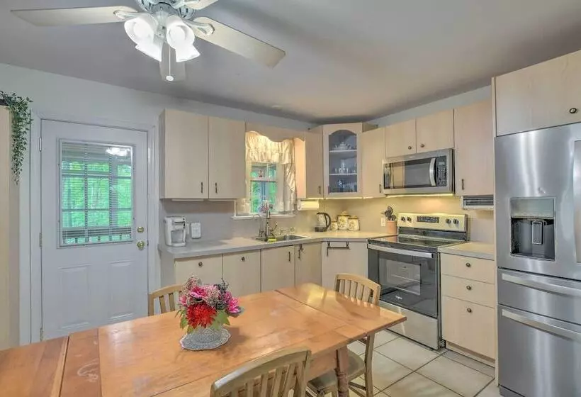 Forested Tamassee Escape W/ Screened Porch!