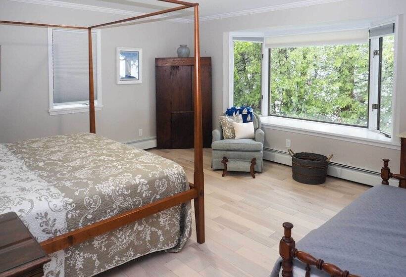 Idyllic Suttons Bay Home W/ 500  Of Waterfront