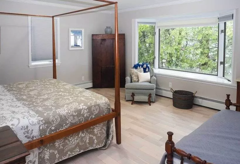 Idyllic Suttons Bay Home W/ 500  Of Waterfront