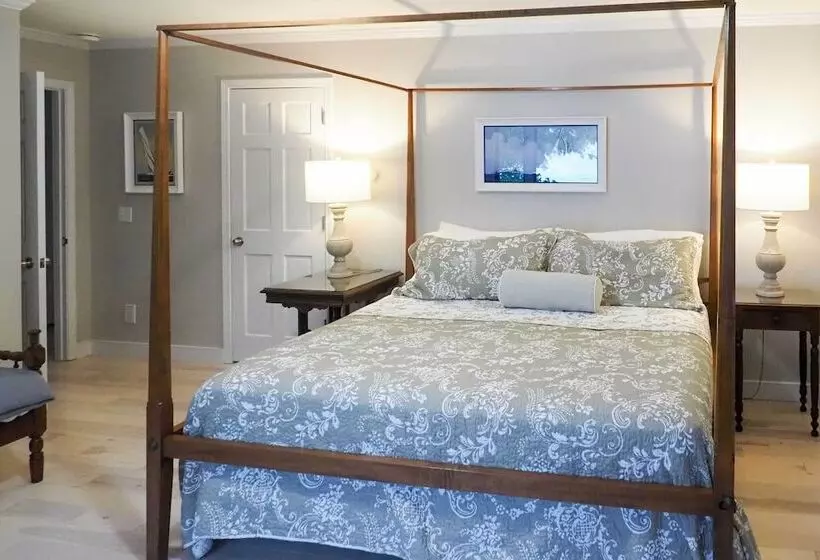 Idyllic Suttons Bay Home W/ 500  Of Waterfront