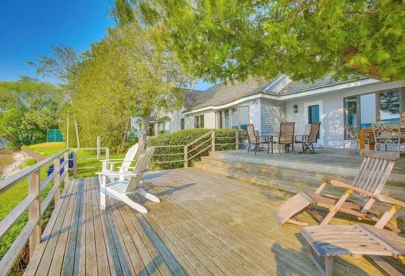 Idyllic Suttons Bay Home W/ 500  Of Waterfront