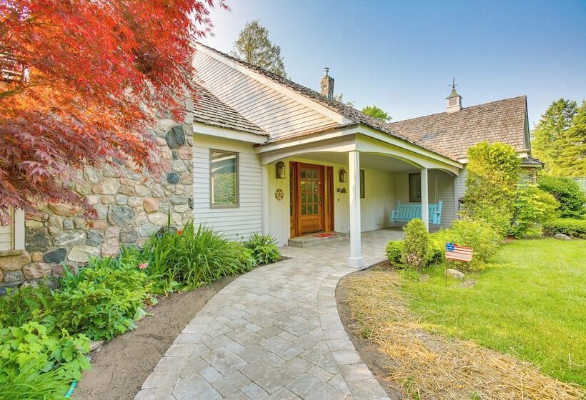 Idyllic Suttons Bay Home W/ 500  Of Waterfront