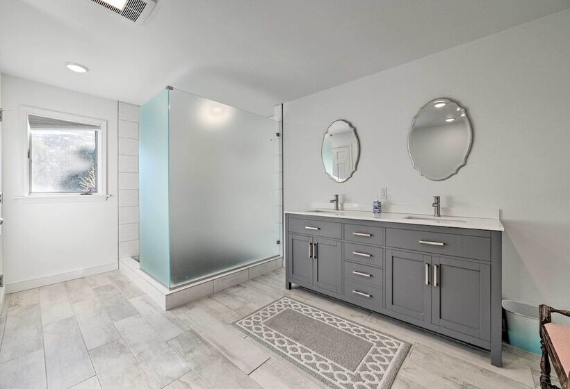 Idyllic Suttons Bay Home W/ 500  Of Waterfront