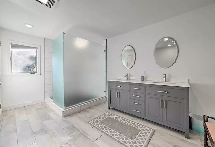 Idyllic Suttons Bay Home W/ 500  Of Waterfront