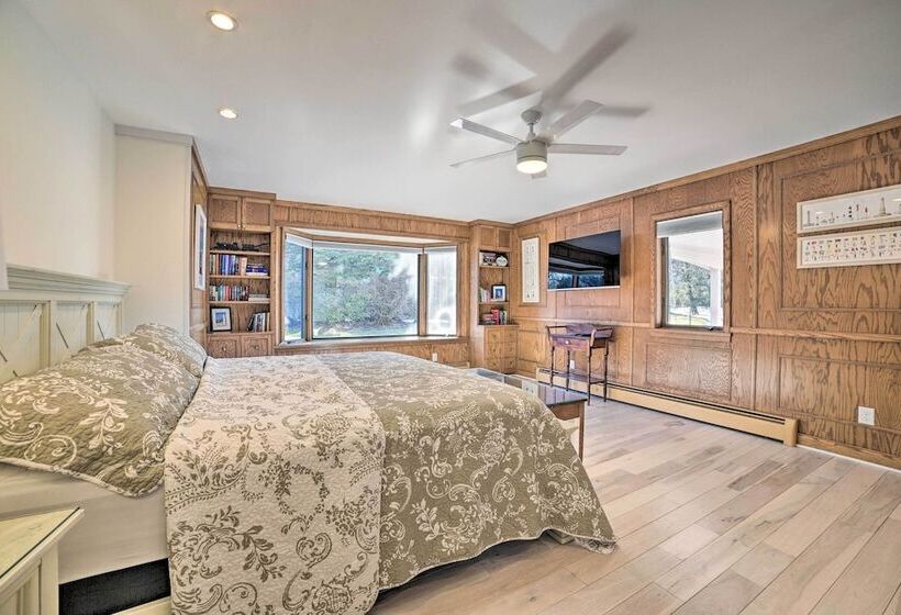 Idyllic Suttons Bay Home W/ 500  Of Waterfront