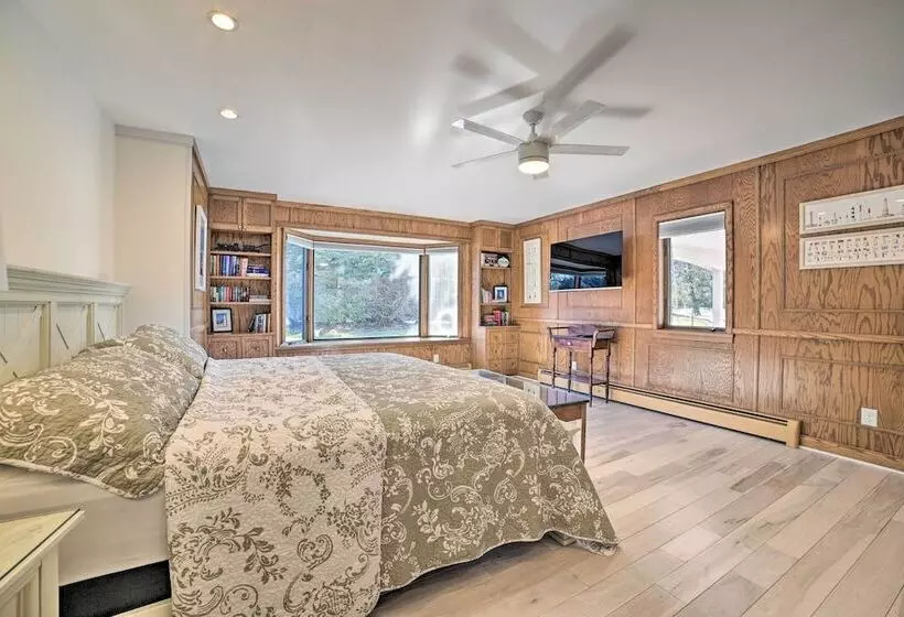 Idyllic Suttons Bay Home W/ 500  Of Waterfront