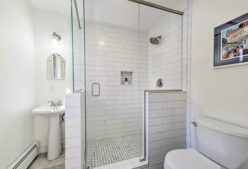 Idyllic Suttons Bay Home W/ 500  Of Waterfront