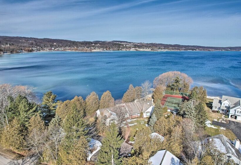 Idyllic Suttons Bay Home W/ 500  Of Waterfront
