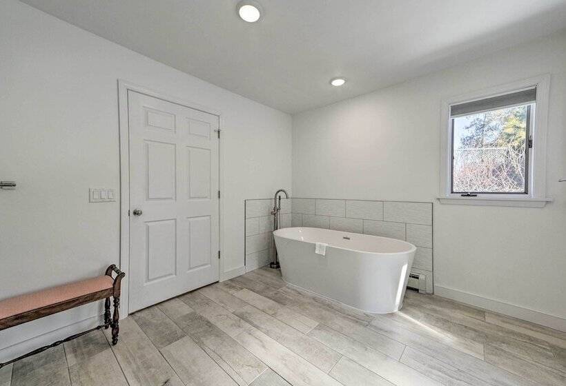 Idyllic Suttons Bay Home W/ 500  Of Waterfront